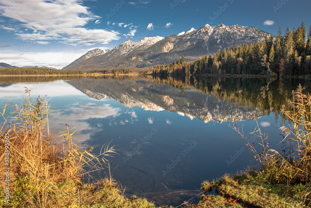 Fototapeta premium Barmsee im Karwendelgebirge in den deutschen Alpen