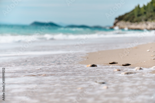 Pebbles in the waves' foams