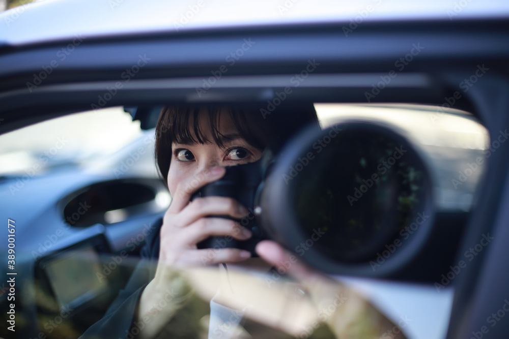 車内から写真を撮る女性 車内から写真を撮る女性