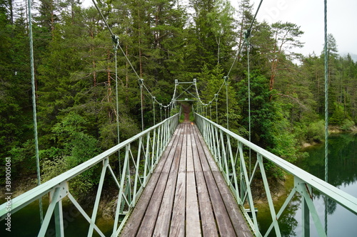  Niederösterreich , Eine lange Fußgängerbrücke über einen schönen Abschnitt der Sacra Erlaufstausee