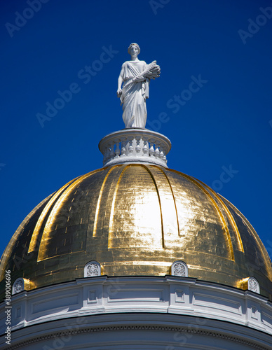 Tableau sur toile Vermont statehouse dome with Ceres statue