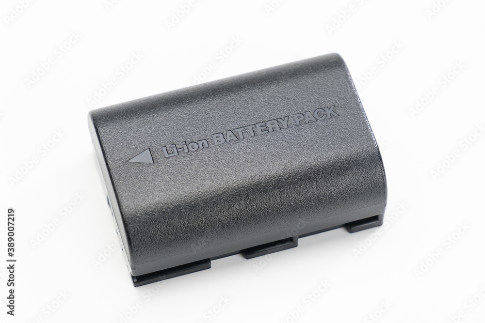 Ein liegender Akku (Li-ion Batterie) auf einem neutralen weißen Hintergrund Ein liegender Akku (Li-ion Batterie) auf einem neutralen weißen Hintergrund