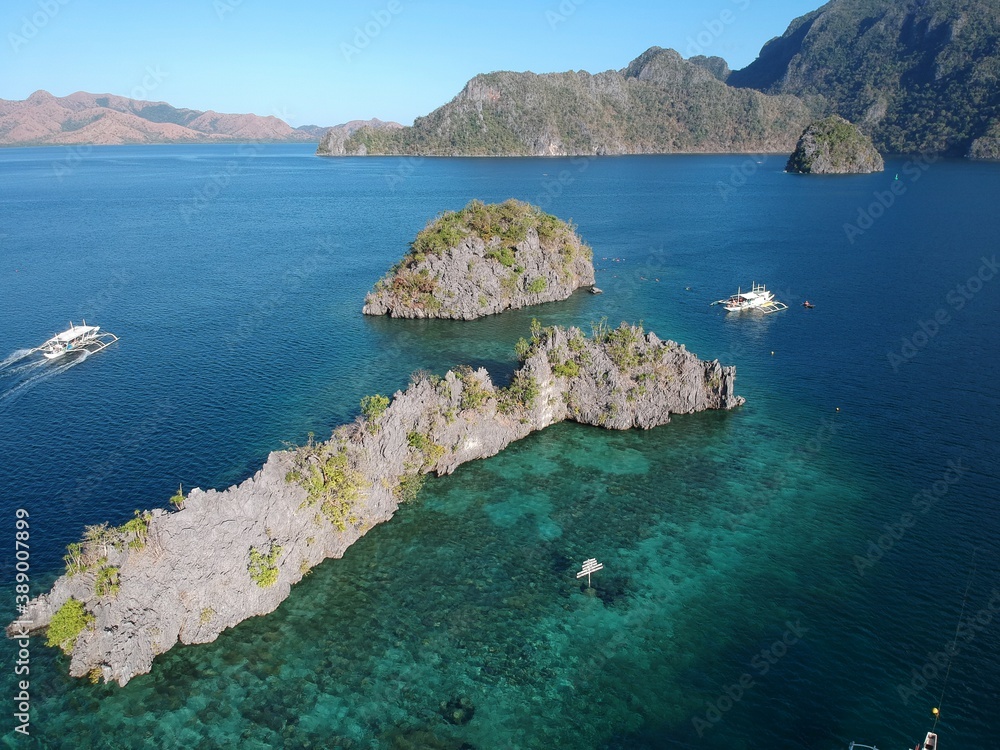 Obraz premium drone view of the open sea, coral reef, diving and snorkeling area, limestone rocks, Philippine boats in Coron Palawan