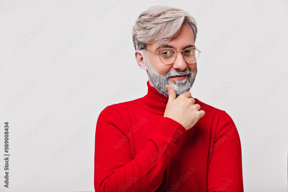 Studio photo of curious caucasian male model. Indoor portrait of white-haired old man in glasses. Studio photo of curious caucasian male model. Indoor portrait of white-haired old man in glasses.