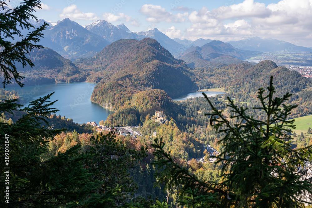 Bergpanorama mit Alpsee und Schwansee bei Hohenschwangau im Herbst