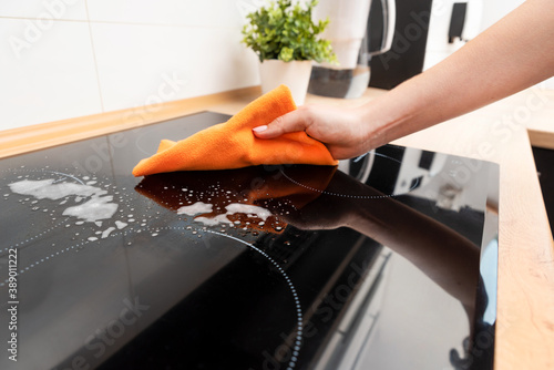 Photos Woman cleaning induction stove