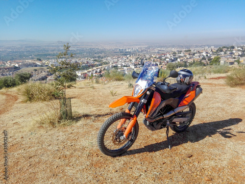 Moto naranja con paisaje de fondo