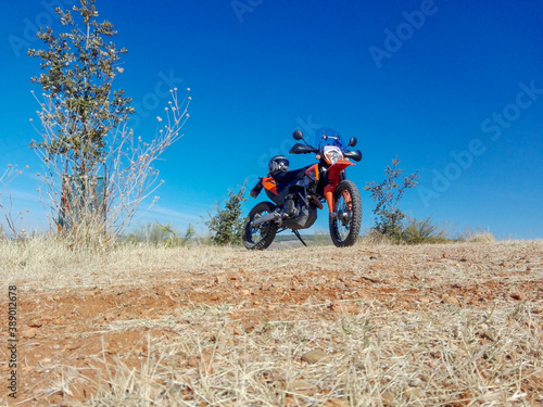 Moto naranja con paisaje de fondo