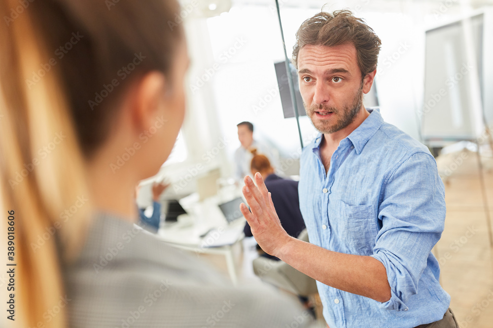 Obraz premium Two business people in dialogue in the hallway