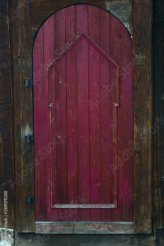 Obraz na płótnie Deep purple arched door made of wood w salonie