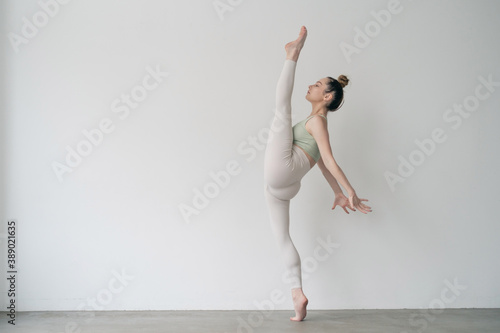 Fototapeta Naklejka Na Ścianę i Meble -  Ballet dancer warming up befor trainning