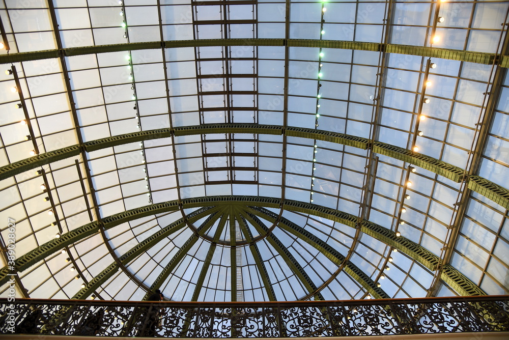 Dachkonstruktion aus Stahl und Glas 