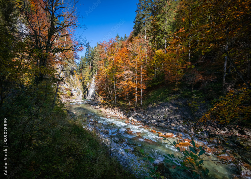 Wandern in der Herbstsonne in der Breitachklamm in Oberstdorf, wunderbare Herbstfarben