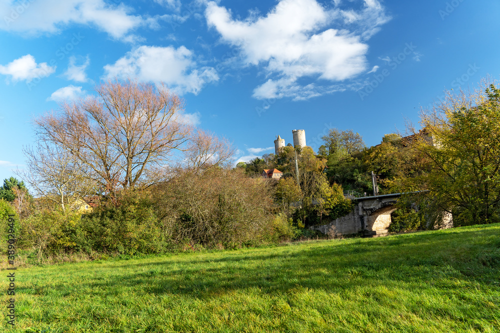 Blick auf die Burgruine Saaleck im Herbst Blick auf die Burgruine Saaleck im Herbst