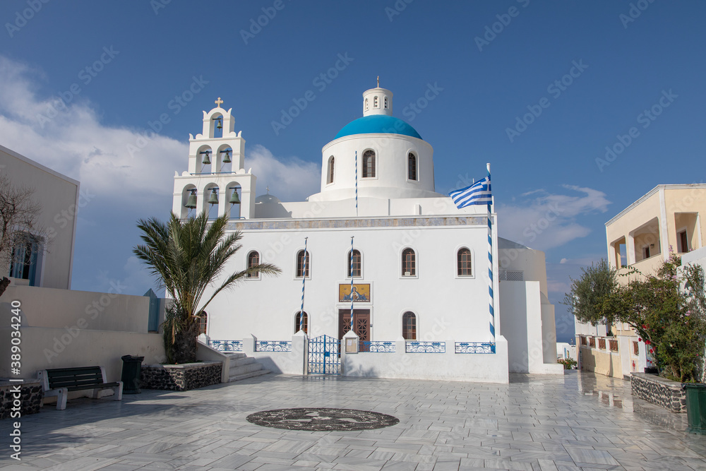 Grèce, Les Cyclades, île de Santorin (Thera ou Thira), village d'Oia, église orthodoxe de Panagia Platsani