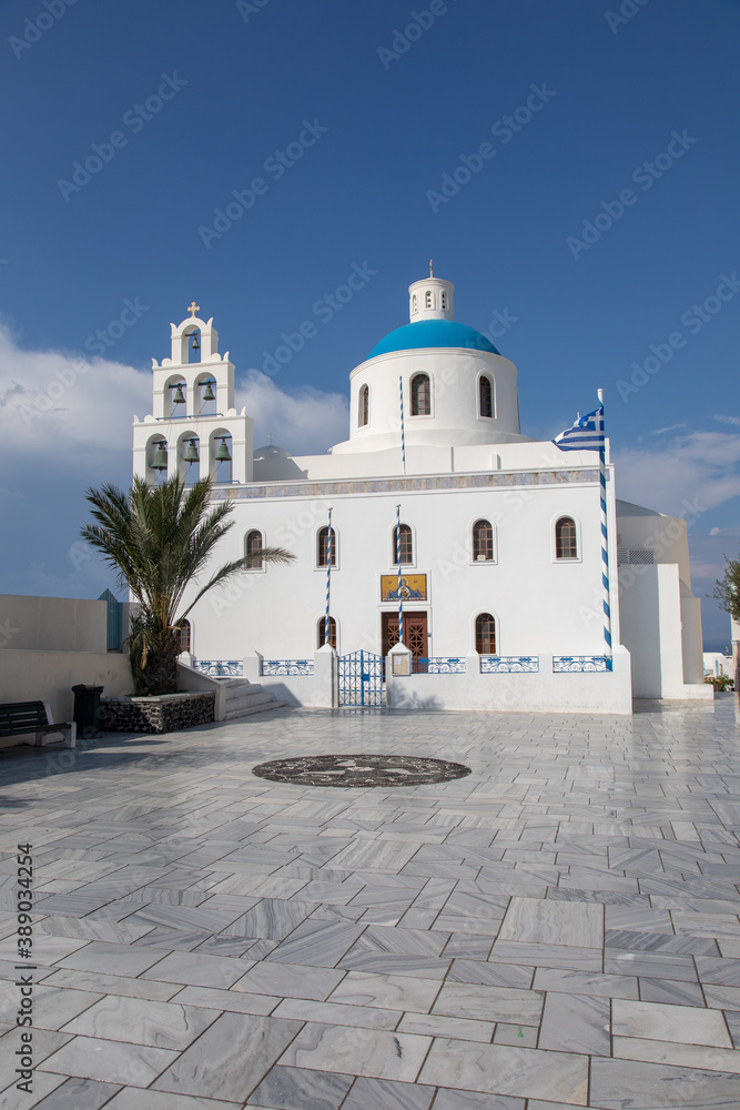 Grèce, Les Cyclades, île de Santorin (Thera ou Thira), village d'Oia, église orthodoxe de Panagia Platsani