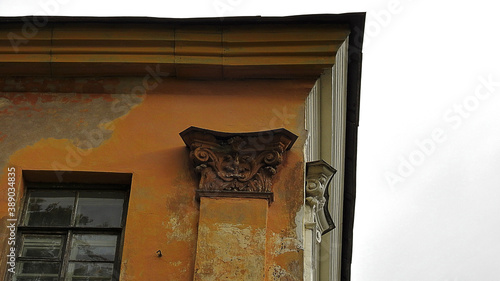 Quadro su tela engaged pillar of a building in disrepair