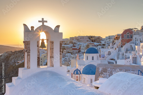 Grèce, Les Cyclades, île de Santorin (Thera ou Thira), village d'Oia, coucher de soleil