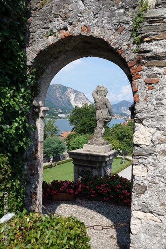 Fototapeta Naklejka Na Ścianę i Meble -  Blick durch einen alten Torbogen auf die Berge am Lago Maggiore
