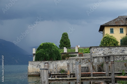 Über dem Ortasee zieht ein Unwetter auf