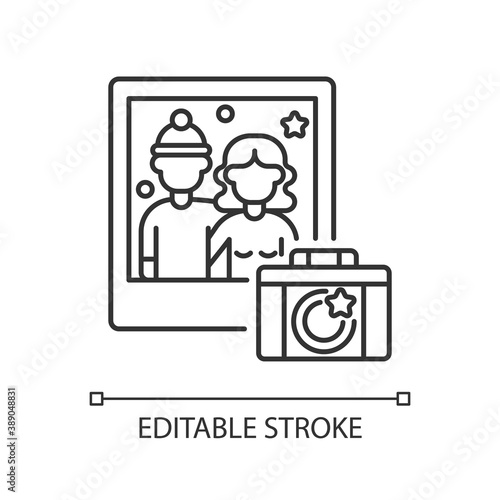 Winter photoshoot linear icon. Family photo. Couple portrait. Wife and husband pose for shot. Thin line customizable illustration. Contour symbol. Vector isolated outline drawing. Editable stroke