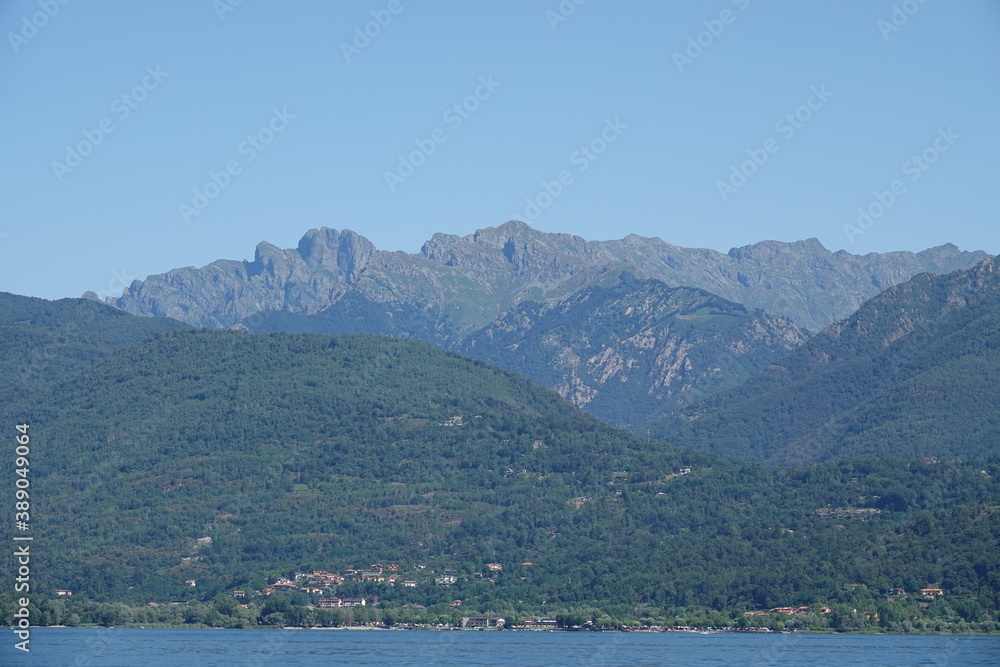Blick über den Lago Maggiore auf das Alpenmassiv