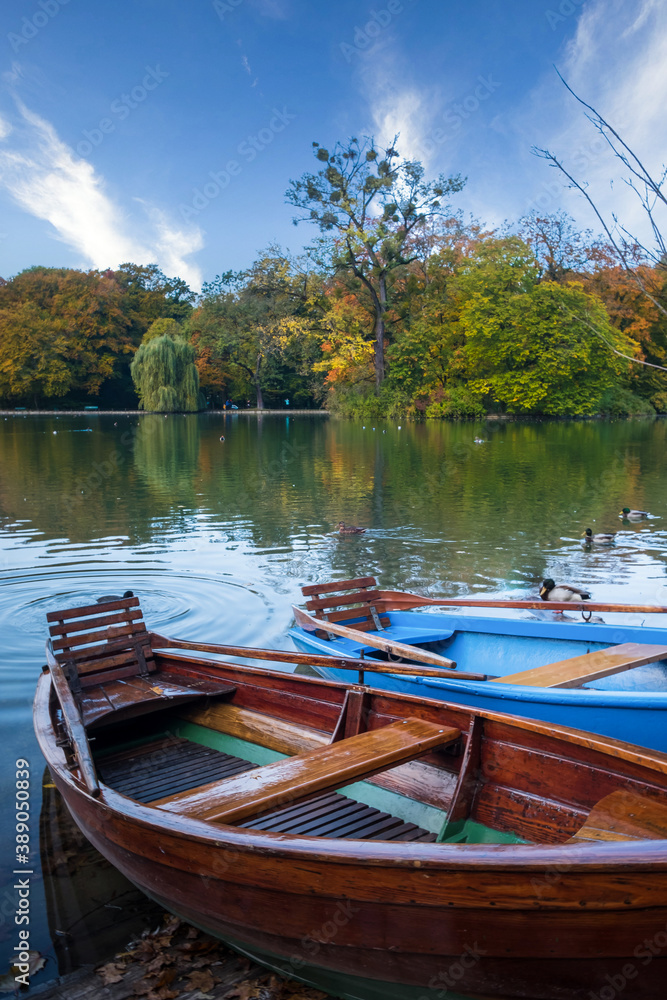 Kleinhesseloher See in München Schwabing (Englischer Garten) mit Booten im Vordergrund / Herbst