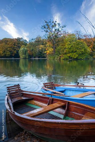 Fototapeta Naklejka Na Ścianę i Meble -  Kleinhesseloher See in München Schwabing (Englischer Garten) mit Booten im Vordergrund / Herbst