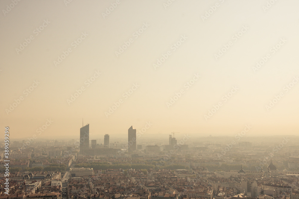 ville de Lyon en France sous la canicule et la pollution