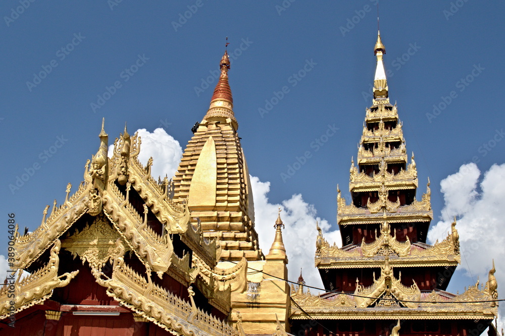 Obraz premium The Shwezigon Pagoda is a Buddhist temple located in Nyaung-U, near Bagan. Myanmar. Asia.