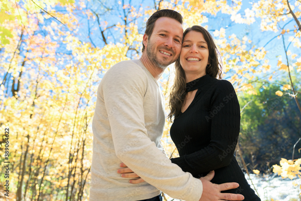 Obraz premium happy autumn fall couple having fun in autumn season