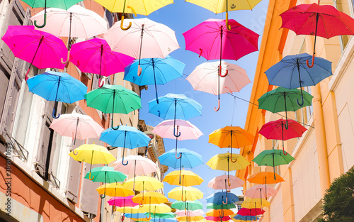 Rue pi  tonne color  e de parapluie multicolore suspendue dans les airs    Carcassonne