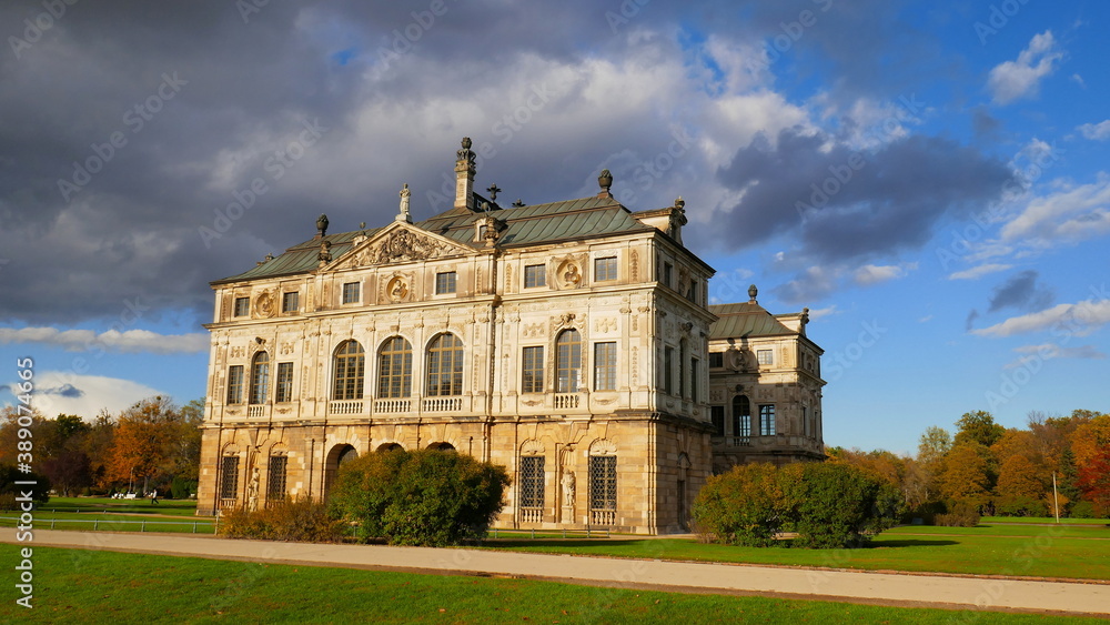 Lustschloss barockes Palais im Großen Garten in Dresden bei Sonne unter dunklen Wolken