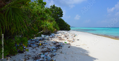 Contaminacion de plasticos en las playas de las islas de las Maldivas