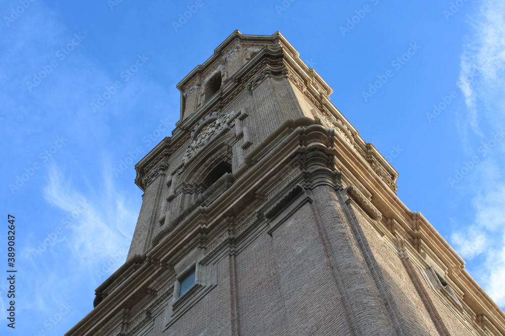 vista de la basilica del pilar y cielo azul con pocas nuves