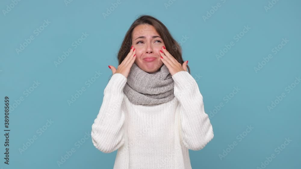 Vidéo Stock Angry crying displeased young brunette woman in sweater ...