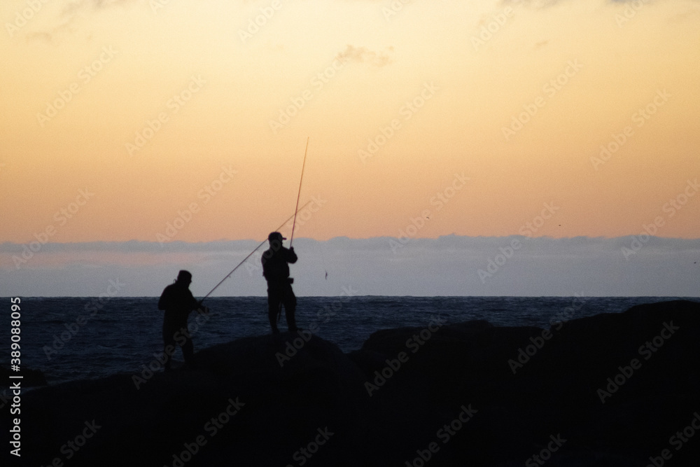 Fototapeta premium Pescadores en el Atardecer