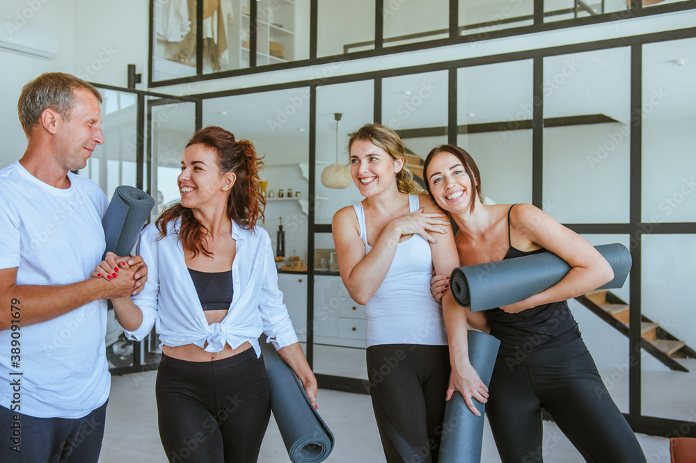 © lithiumphoto - Yoga class of young people group indoor © lithiumphoto - Yoga class of young people group indoor
