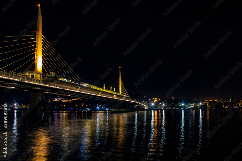Obraz premium İstanbul night view: Haliç Metro Bridge