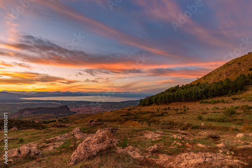 Vista panoramica sul golfo di Castellammare al crepuscolo dalle campagne di Romitello, Sicilia	