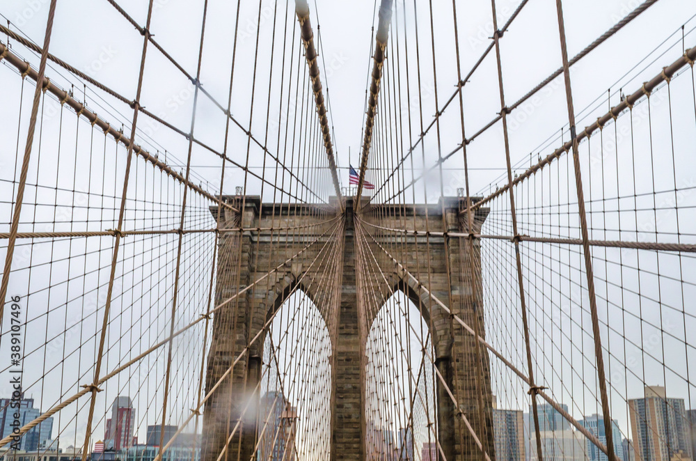 Obraz premium Low Angle View of Brooklyn Bridge Top on a Rainy Day in New York City, NY, USA