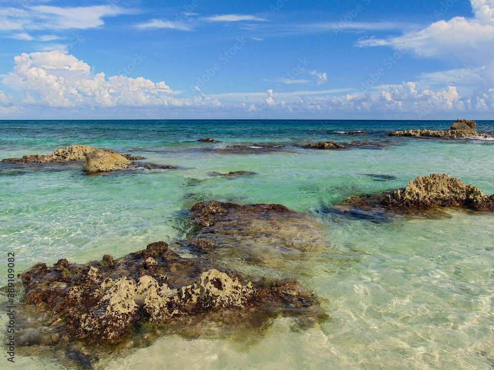 Hermosa tarde en el Caribe Mexicano , lugar llamado Punta Morena en la isla de Cozumel, Quintana Roo México donde se puede disfrutar de aguas cristalinas, arena blanca y suave y una vista increíble.