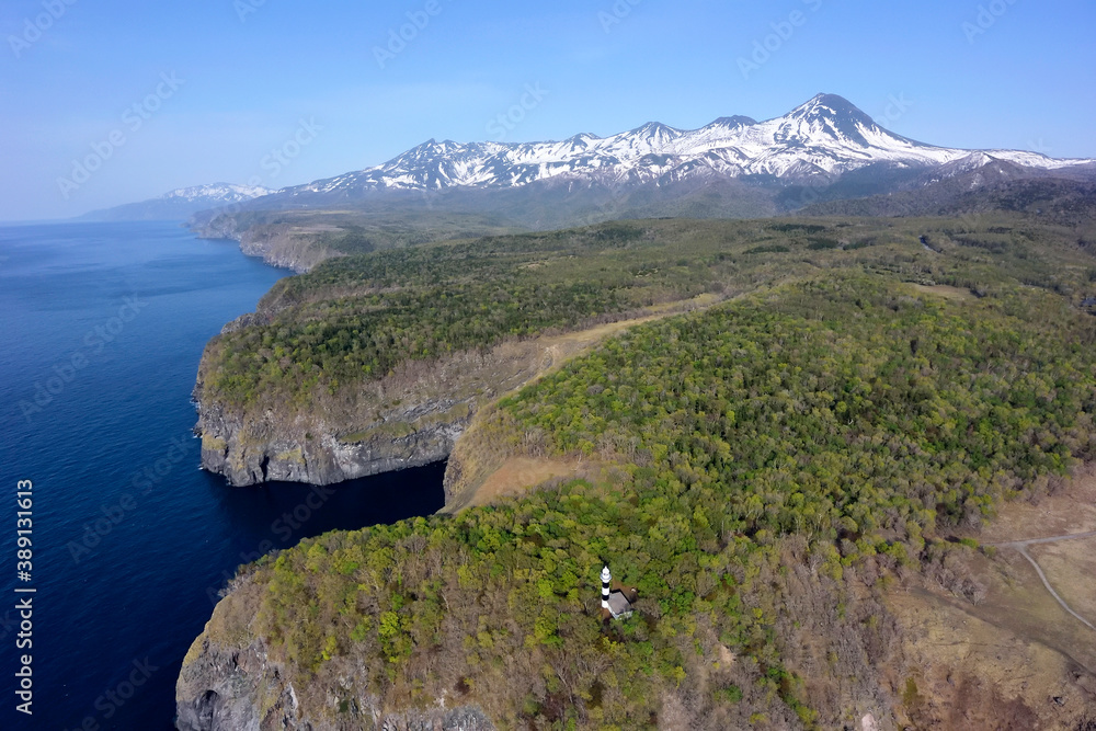 空から見る断崖と知床連山（北海道・知床）
