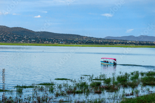 lago con bote para turistas photo