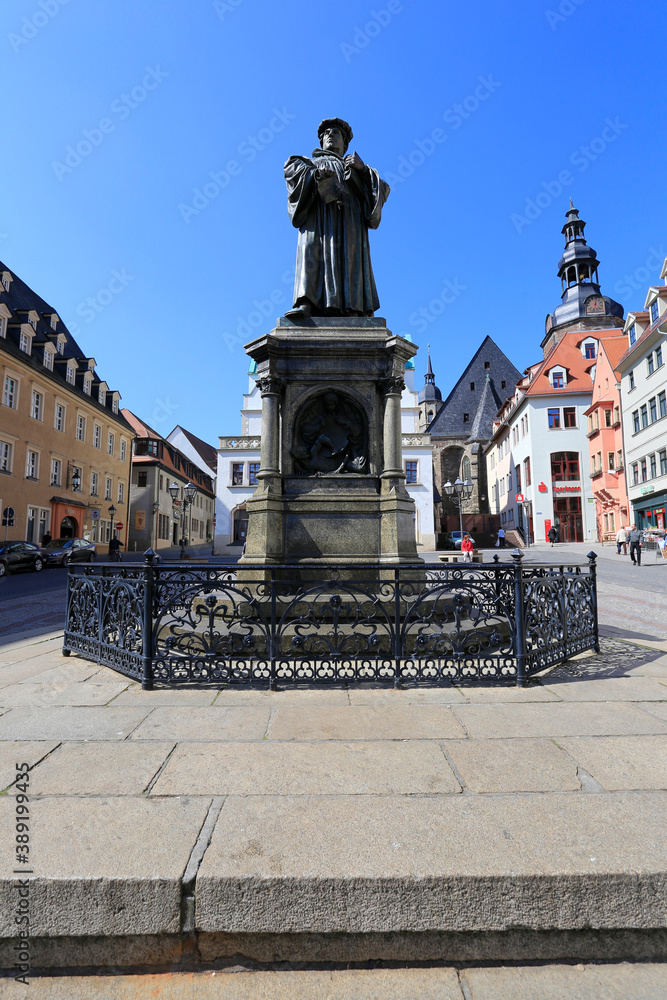 Denkmal von Martin Luther in Eisleben. Sachsen-Anhalt, Deutschland, Europa  --
Monument of Martin Luther in Eisleben. Saxony-Anhalt, Germany, Europe