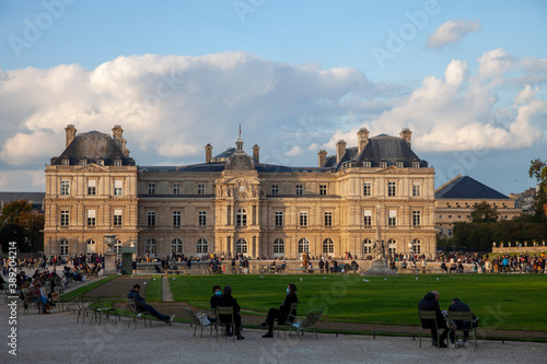 Le sénat dans le jardin du luxembourg à paris photo