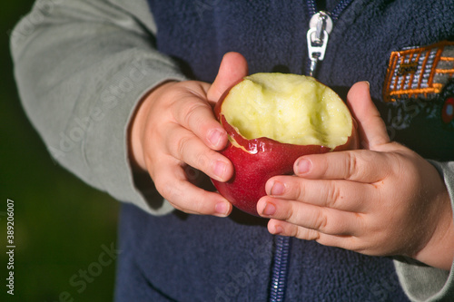 Kinderhand  mit Apfel 