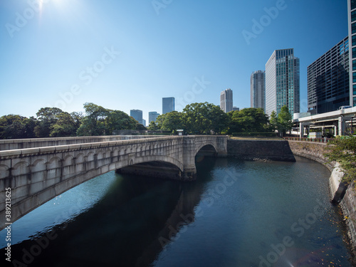 東京の汐留にある浜離宮恩賜庭園に続く橋