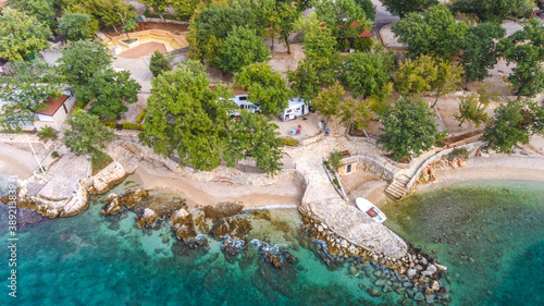Luftbild Drohne Kroatien Krk Insel Badestrand sauberes Wasser kristallklar idyllisch traumstrand