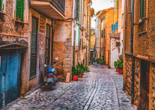 Fototapeta Naklejka Na Ścianę i Meble -  Narrow street alley of Mallorca, Spain